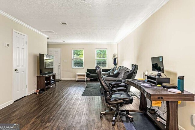 Building Photo - 105 N River Dr