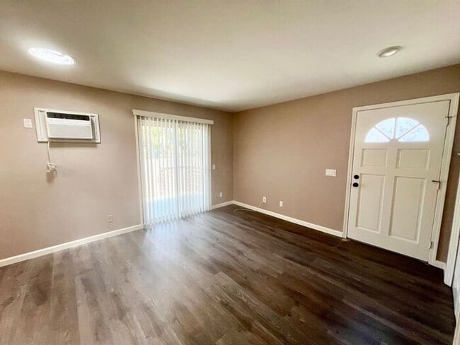 Building Photo - Cozy 1-Bedroom Duplex in La Mesa – Fully R...