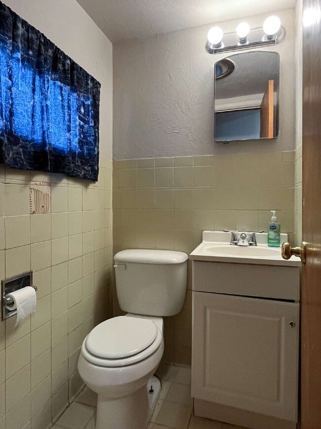 Building Photo - 3 Bedroom For Lease