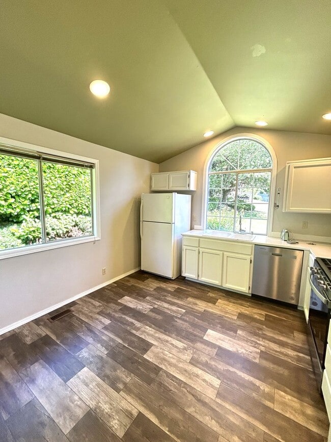 Foto del edificio - Large 4 bedroom 2.5 bath home in Glen Eagle