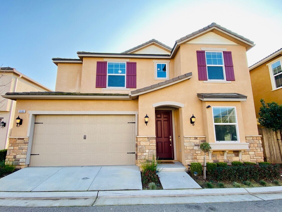 2,500 Beautiful 4 Bed Home, Harlan Ranch,... House Rental in Clovis, CA