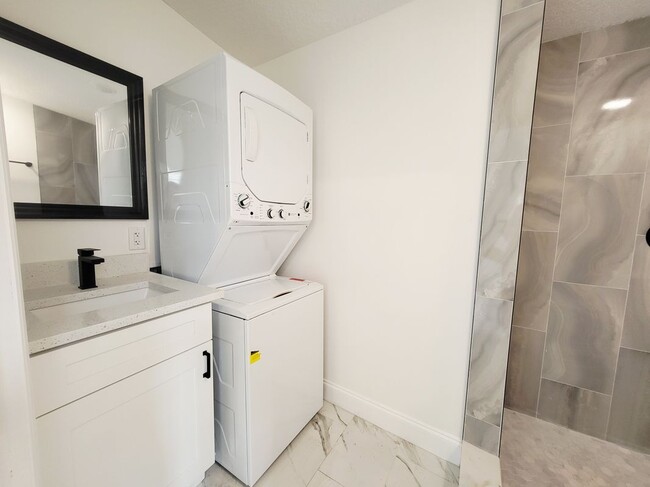 Building Photo - 2511 Drake Dr