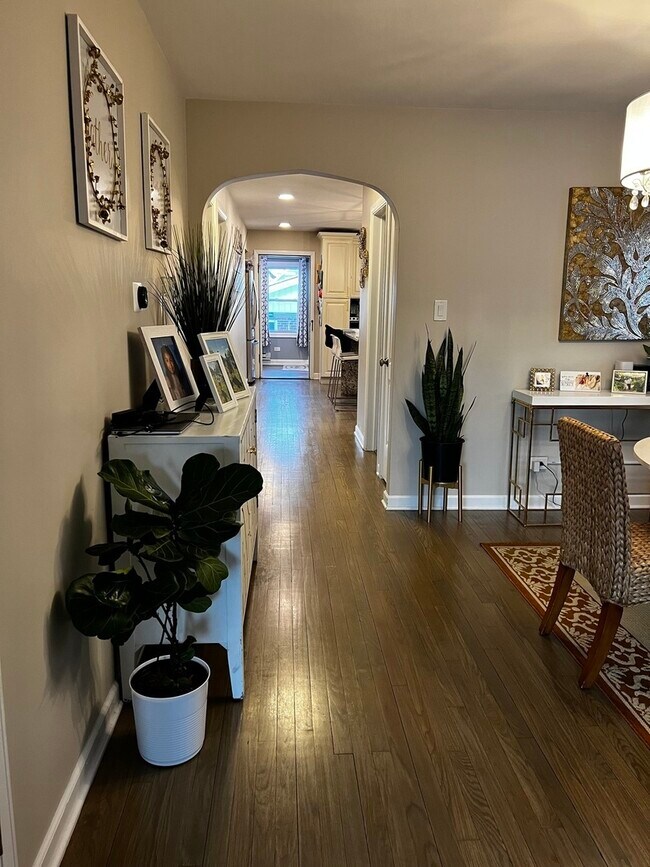 Foto del edificio - 5840 W Cornelia Ave