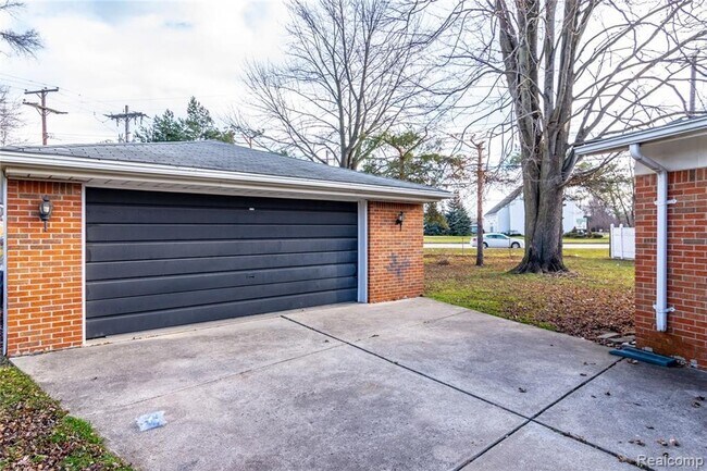 Building Photo - 1721 DULONG, MADISON HEIGHTS - HOME AVAILA...