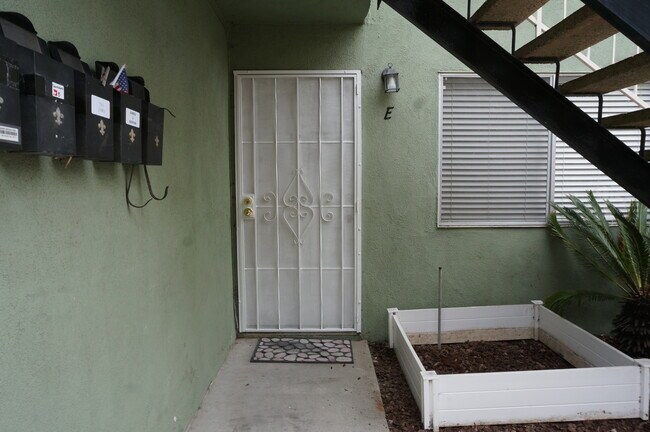 walk up Entrance. No shared walls. - 2007 Mathews Ave
