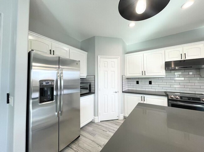 Building Photo - Welcome to a stunning 4-bedroom, 3-bath Home