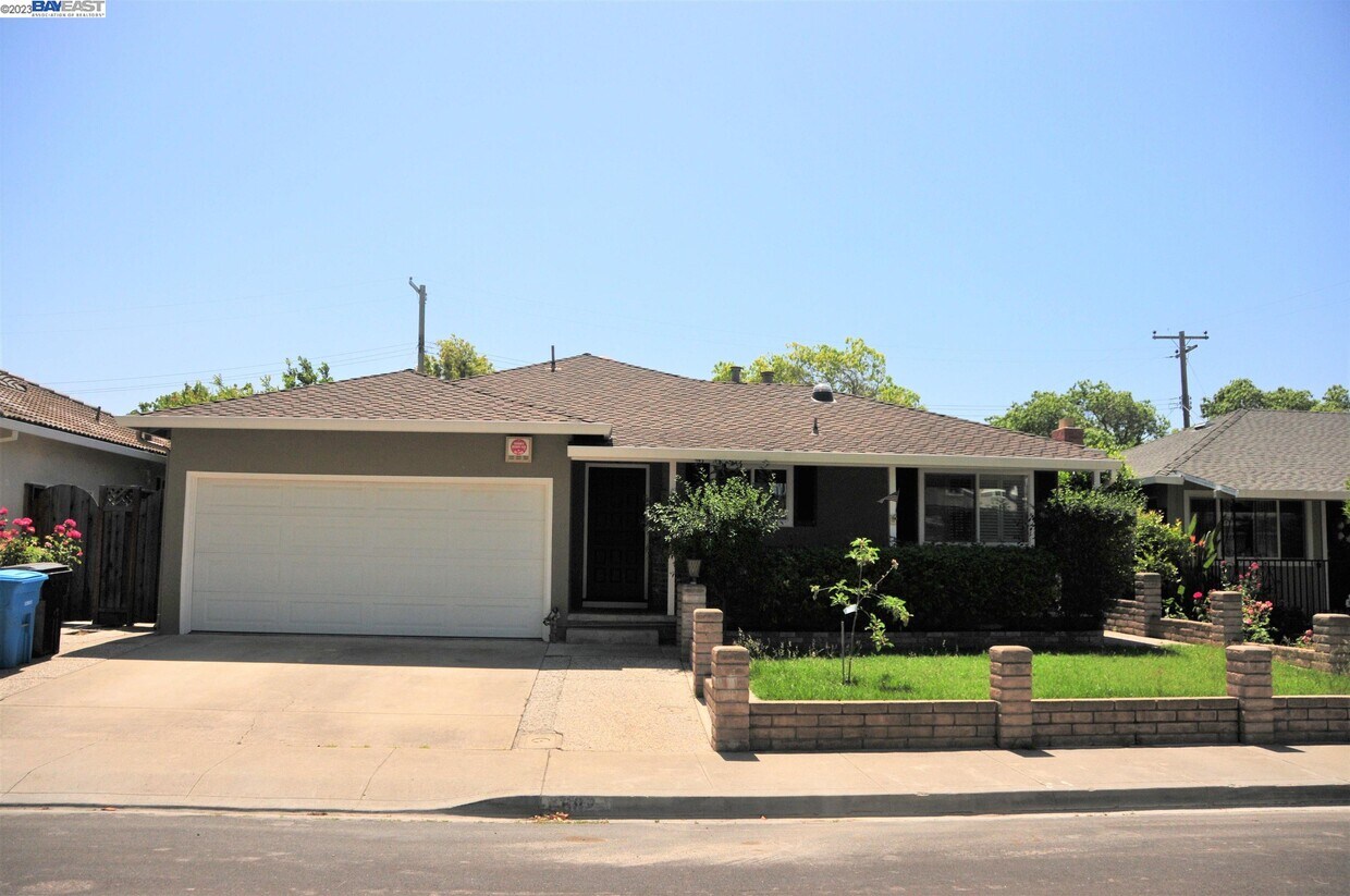 Primary Photo - 682 Salberg Ave