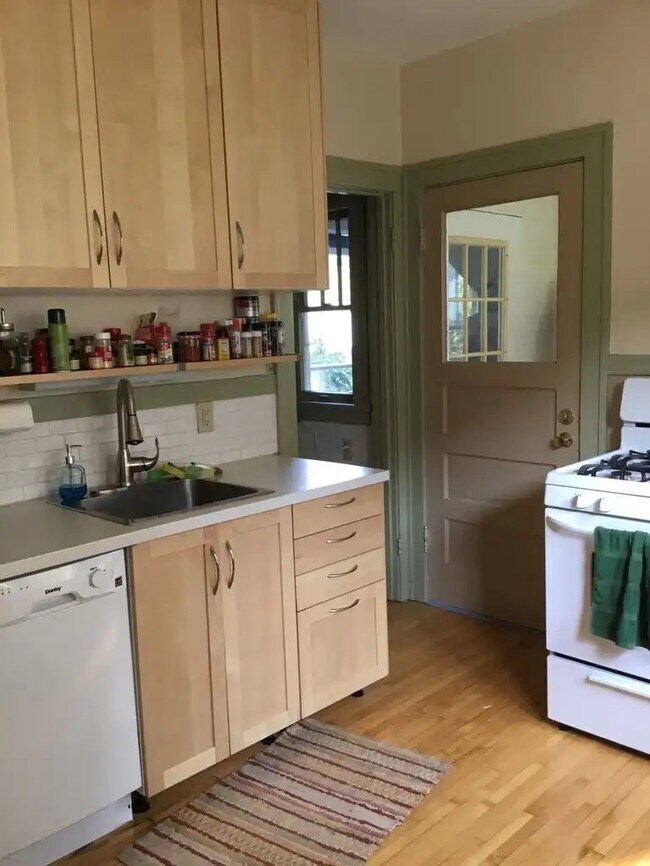 Foto del edificio - 3215 33rd Ave S