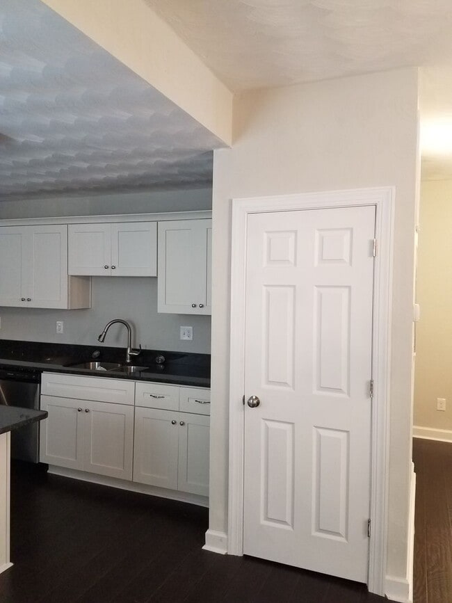 Building Photo - Spacious 4 Bedroom 3.5 Bath