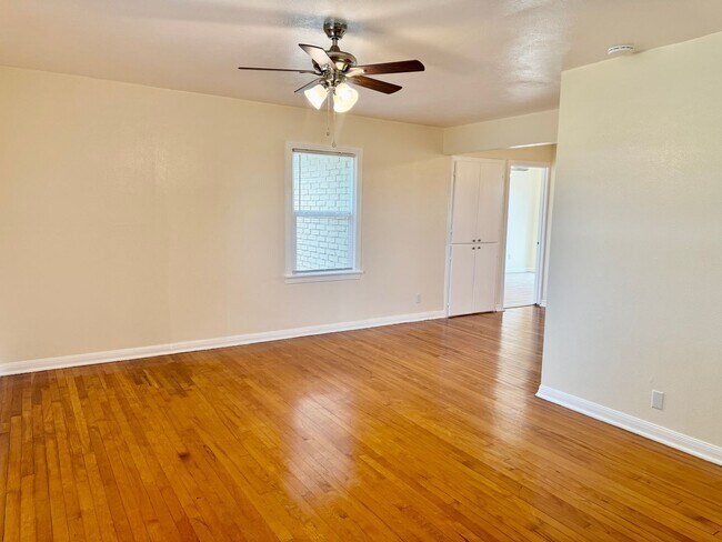 Building Photo - Charming Home on FW Side of Town