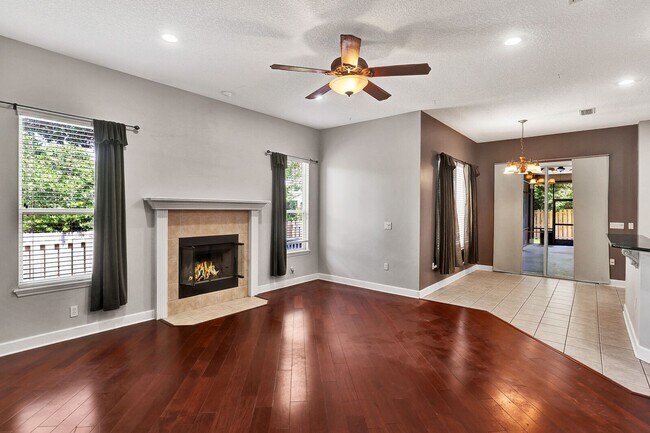 Building Photo - 5 bedroom/ 4 bathroom home in the heart of...