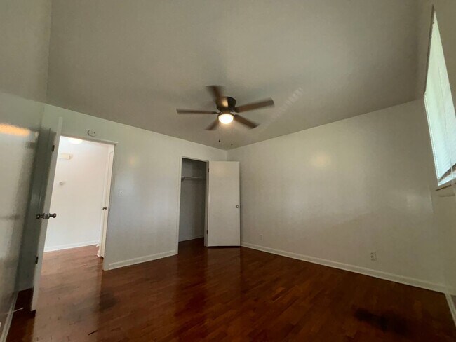 Foto del edificio - 1 bedroom 1 bath duplex available now