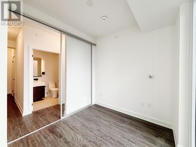 Photo du bâtiment - 127 Broadway Ave