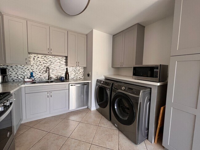 Building Photo - Completely remodeled 3 bedroom, 1 1/12 bat...