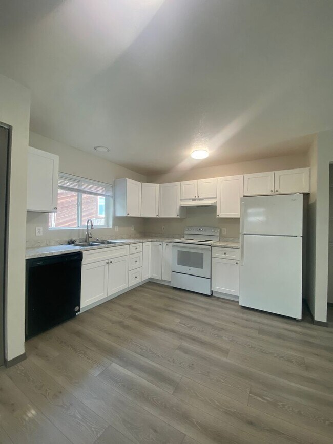 Foto del edificio - 3423-3425 E. Montgomery Ave