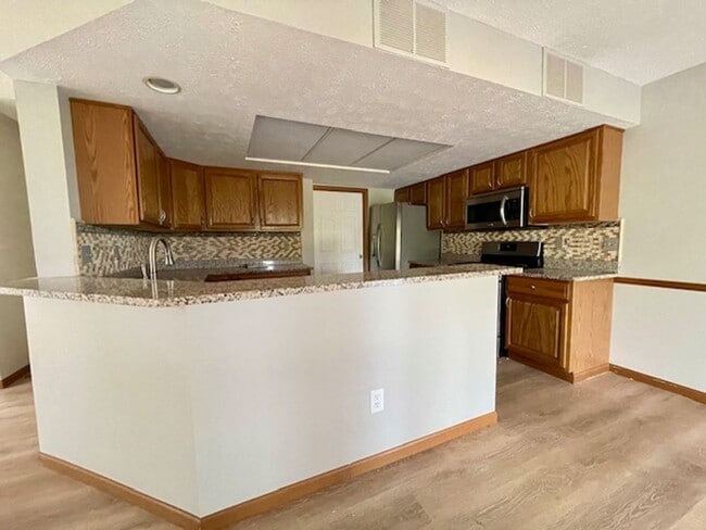 Building Photo - BEAUTIFUL 2 Bedroom/2 Bath Condo, Move-In ...