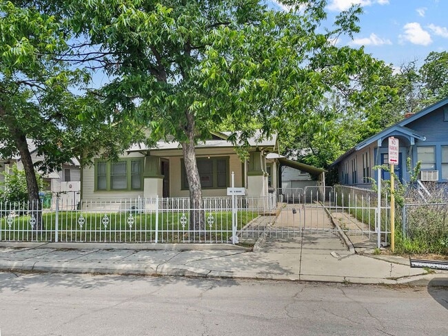Building Photo - Updated One-Story Gem Near Downtown San An...