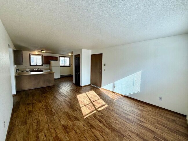 Foto del edificio - Cozy 2 Bed/1 Bath Apartment in North Loveland. New Wood Floors! RENT INCLUDES: Gas/Water/Sewer/Trash