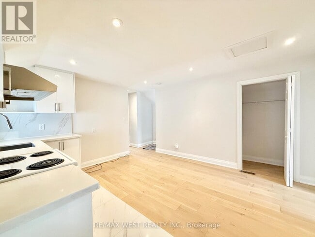 Photo du bâtiment - 4 Sutherland Ave