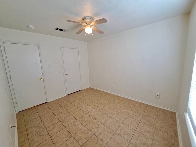 Foto del edificio - 5706 Greengate Dr