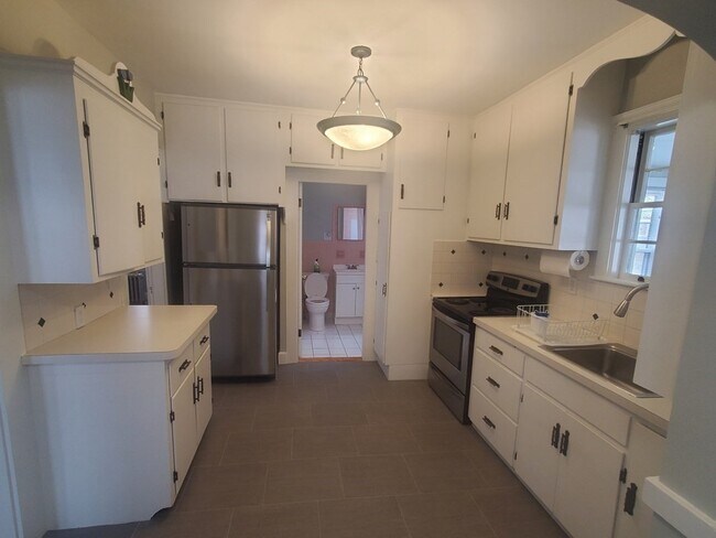 Building Photo - 14 Greystone St