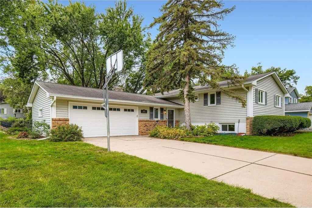 Foto principal - 10105 39th Ave N