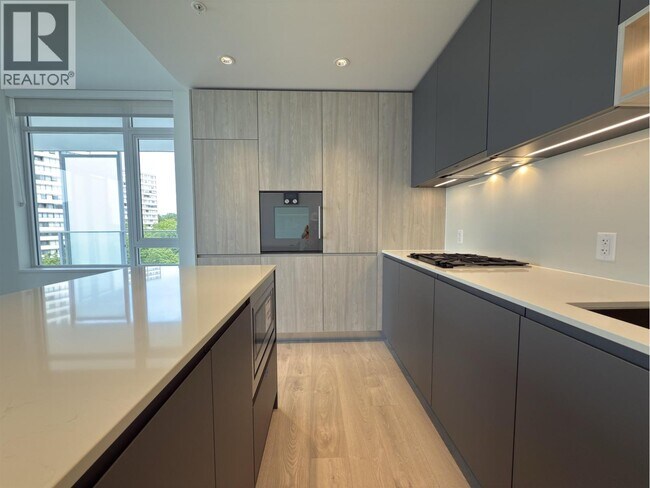 Photo du bâtiment - 6600-6600 Minoru Blvd