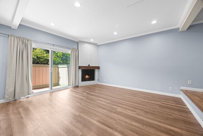 Foto del edificio - Bright, spacious Van Nuys 3-level townhome