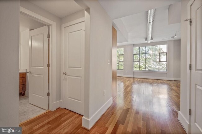 Building Photo - 1600 Clarendon Blvd