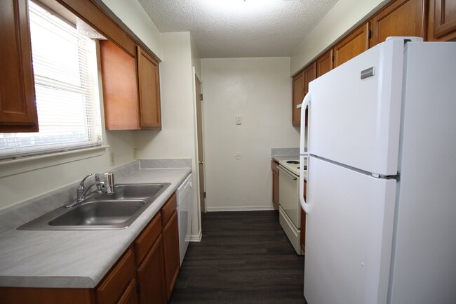 Foto del edificio - 3/2 brick with fenced backyard in SW Pensa...