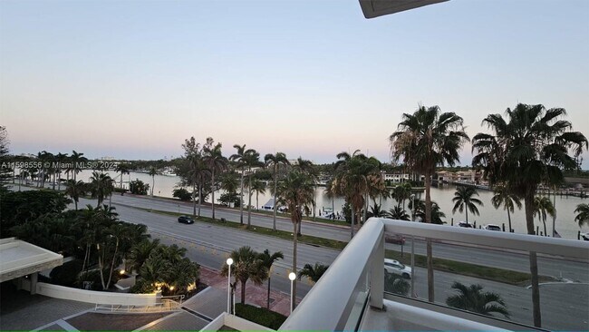 Foto del edificio - 5005 Collins Ave