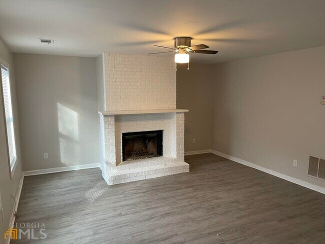 Building Photo - 907 Silverwood Dr