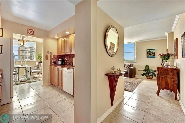Building Photo - 3113 S Ocean Dr