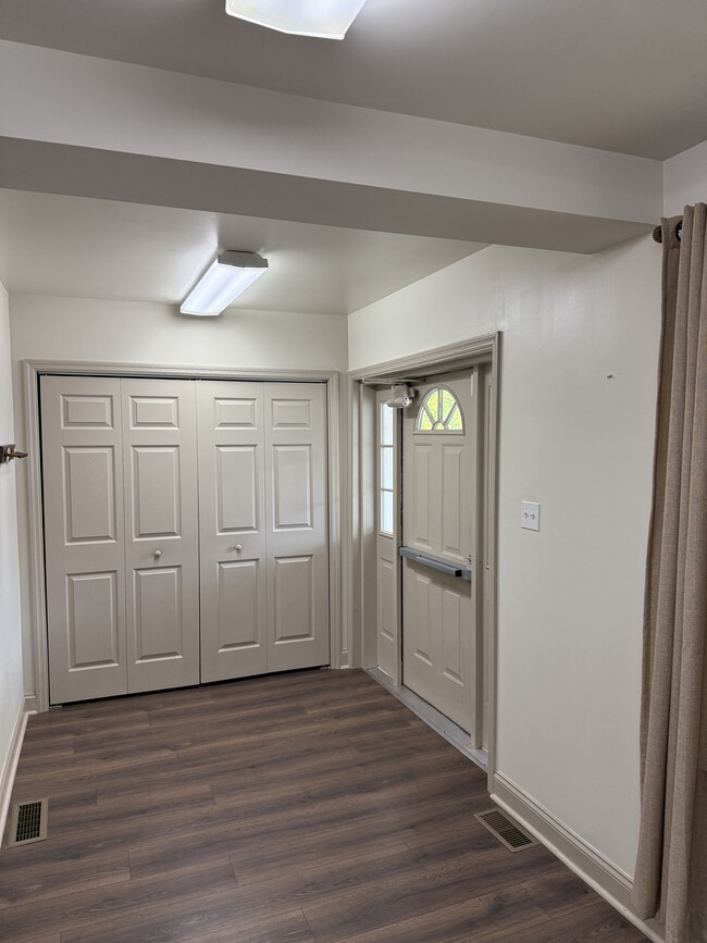 Building Photo - 1018 Main St