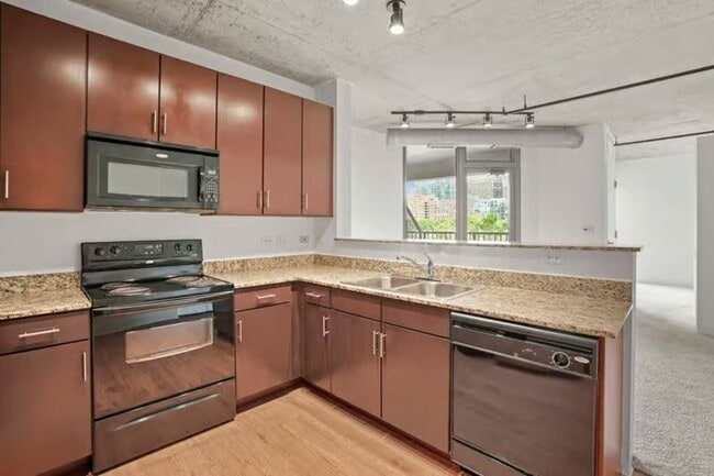 Building Photo - 642 S Clark St