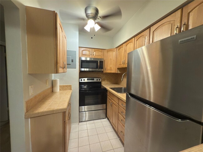 Foto del edificio - 600 Layne Blvd