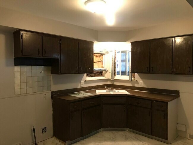 Building Photo - 6415 Plainview Avenue
