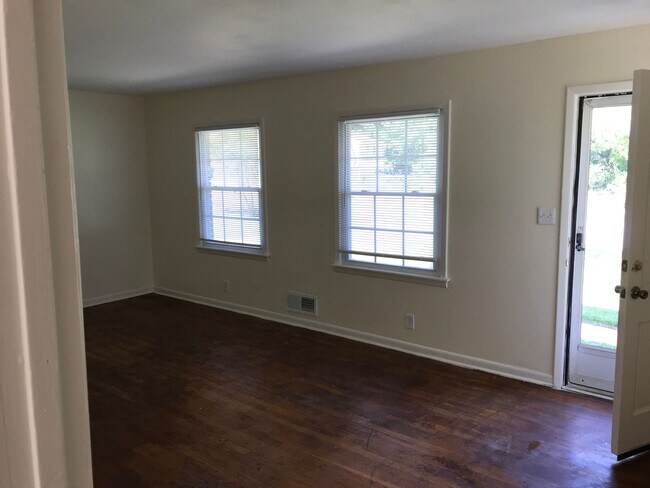 Building Photo - Three Bed/1.5 bath Split Level!