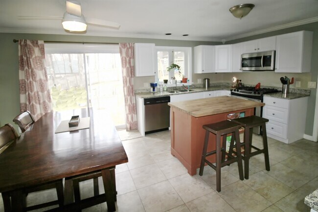 Building Photo - 12 Briarwood Ln