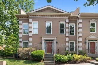 Building Photo - 3011 Woodlawn Dr