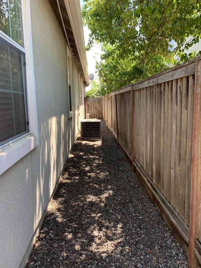Building Photo - 3 br, 2.5 bath House - 560 Woodlake Drive