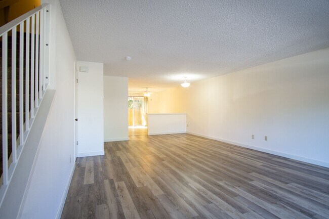 Foto del edificio - VERY Spacious Townhouse with Private Patio, DW, & W/D Hookups!