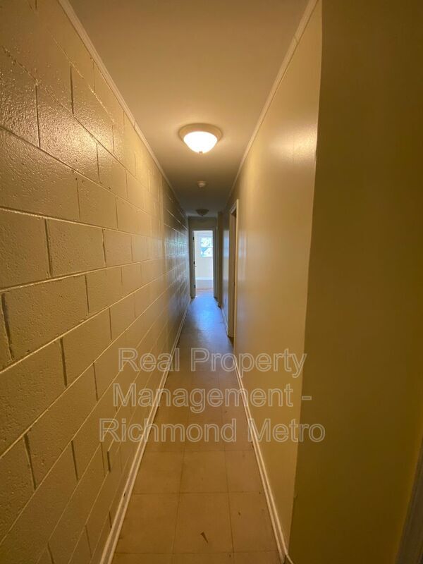 Building Photo - 923 N 20th St