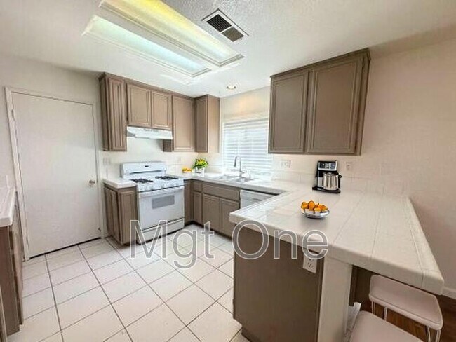 Foto del edificio - 6001 Kendrick Dr
