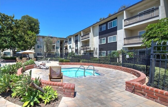 Building Photo - Second Floor Condo in Rossmoor Park Commun...