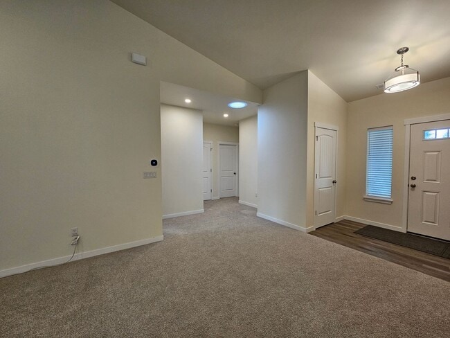 Building Photo - Spacious 4-bedroom Retreat