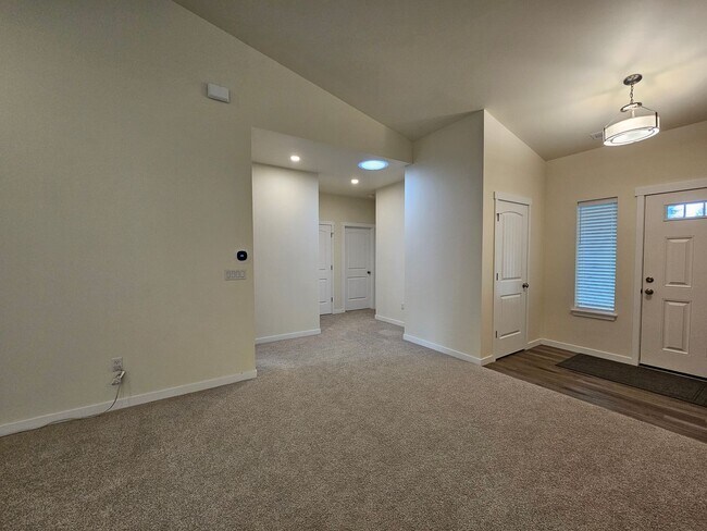 Foto del edificio - Spacious 4-bedroom Retreat