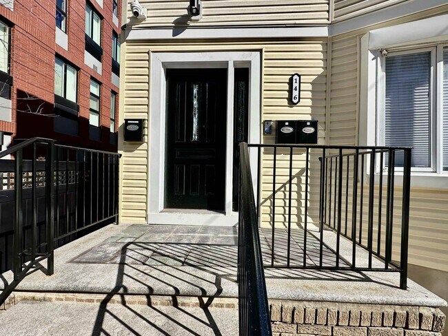 Foto del edificio - 146 Clarke Ave