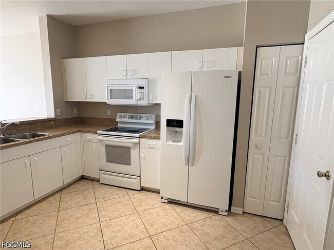 Building Photo - 3643 Pine Oak Cir
