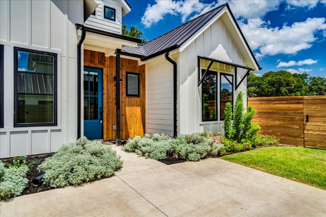 Building Photo - 4018 Valley View Rd